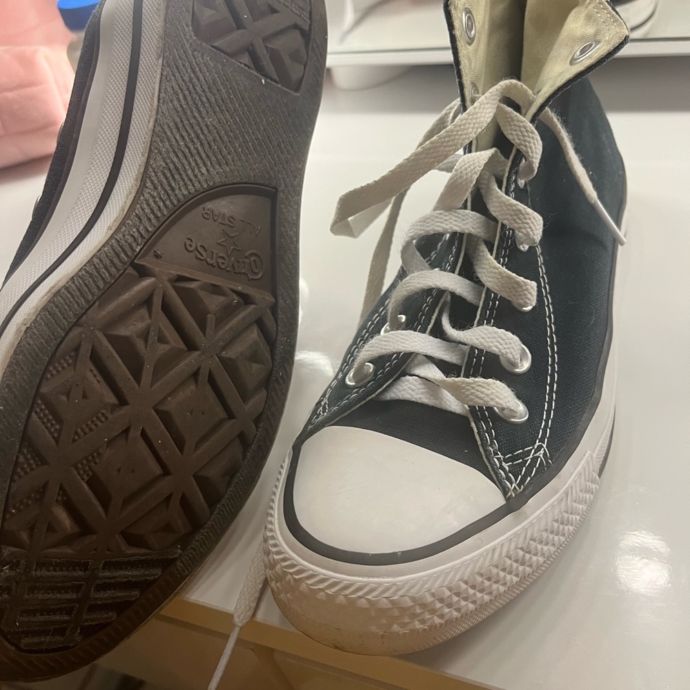 Black and white converse women’s size 8